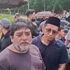 Muhammad Feroz pakai baju ungu