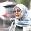 Ayu Chairun Nurisa Pakai Hijab Abu-abu