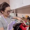 Ayu Ting Ting membuat kue