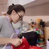 Ayu Ting Ting memegang mixer di dapur