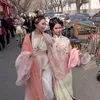 Ayu Ting Ting dan Bilqis berjalan menuju lokasi photoshoot