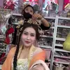 Ayu Ting Ting pose selfie setelah makeup