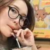 Ayu Ting Ting minum kopi pakai sedotan