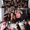 Ayu Ting Ting Fot Bareng Warga Sekitar Rumahnya