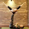 12 Selebritis Yang Coba Acroyoga