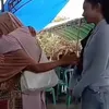 Kehadiran Azizah di rumah duka