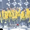 Tampil dengan warna kuning, 13 member Topp Dogg tampak ramai di panggung namun rapi koreografi.