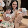 Kris Dayanti Momong Cucu