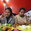 Arie Kriting dan Indah Permatasari ke Warung Tenda
