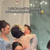 Baila pelukan dengan Jennifer Coppen
