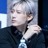 Idol Cowok Rambut Putih