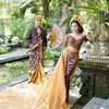 Eva Belisima terlihat sangat anggun mengenakan busana pernikahan adat Bali.