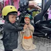 Jennifer Bachdim Pakai Jas Hujan