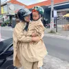 Jennifer Bachdim Pakai Jas Hujan