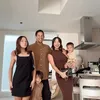 Jennifer Bachdim Pakai Jas Hujan