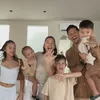 Jennifer Bachdim Pakai Jas Hujan