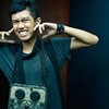 Angger Dimas! DJ terkenal asal Indonesia inibahkan sudah pernah berkolaborasi barengan Steve Aoki loh, wow!