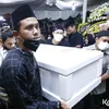 momen kedatangan jenazah Vanessa Angel dan Bibi hingga dikuburkan.