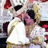 Putri Isnari sungkeman kakak akad nikah