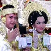 Putri Isnari sungkeman kakak akad nikah