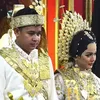 Putri Isnari sungkeman kakak akad nikah
