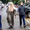 Wardatina Mawa pakai abaya abu-abu