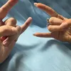 Barbara Palvin menirukan gerakan tangan bayinya