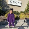 Di foto ini, Khalisa tampak mengenakan jumpsuit dari brand Gucci dengan perpaduan warna ungu serta merah yang sangat mencuri perhatian.
