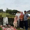 Momen hangat BCL ziarah ke makam Ashraf Sinclair