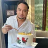 Bebi Romeo pegang kue
