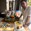 Bebi Romeo di depan kue ultah
