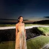 Beby Tsabina dengan langit malam