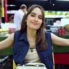 Reaksi puas Cinta Laura makan durian