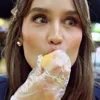 Reaksi Cinta Laura makan durian