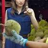 Cinta Laura penasaran dengan isi durian
