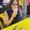 Cinta Laura menikmati durian