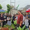 Gilang Dirga di makam ayahnya