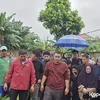 Gilang Dirga tiba di makam ayahnya