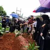 Gilang dirga tabur bunga di makam ayahnya