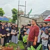 Gilang dirga memandang makam ayahnya