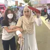 Mieke Amalia berangkat umrah