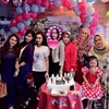 Okie Agustina Adelia Wilhelmina akrab hangat