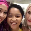 Okie Agustina Adelia Wilhelmina akrab hangat