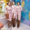 sarah menzel kebaya di 7 bulanan aurel