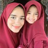 Kompak memakai hijab berwarna merah, penampilan Seraphina dan Yasmine Wildblood bikin adem. 