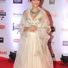 Sonam Kapoor tampil dengan gaun putih paduan sari dan gaya modern. Cantik ya!