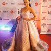 Alia Bhatt cantik dengan gaun rancangan Prabal Gurung. Gaun berwarna pastel ini membuat Alia nampak manis. Ia pun membawa pulang kemenangan manis, gelar aktris terbaik versi pilihan juri. Congrats!