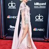 Hampir 2 tahun vakum dari red carpet, Taylor Swift akhirnya muncul sempurna dalam balutan gaun berwarna pink di acara Billboard Music Awards 2018.
