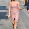 Berjalan menuju studio Jimmy Kimmel Live! sebagai bintang tamu, mantan istri Channing Tatum yang bernama Jenna Dewan menunjukkan pesonanya dalam balutan dress berwarna pink.