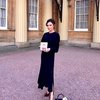 Selanjutnya ada penampilan Victoria Beckham saat menerima penghargaan OBE dari Inggris. Kala itu ia mengenakan dress biru yang merupakan salah satu Pre-Fall 2017 collection brand miliknya sendiri.